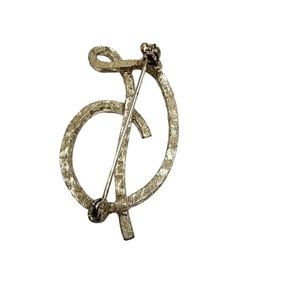Vintage 60s-70s Textured "Q" Brooch Pin Gold Tone